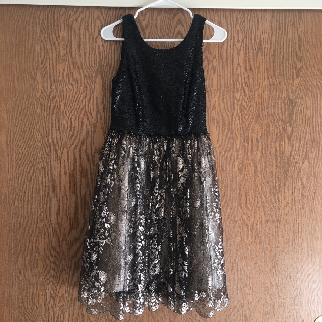 Gorgeous Sequined Gold-Detailing In Lace Dress!